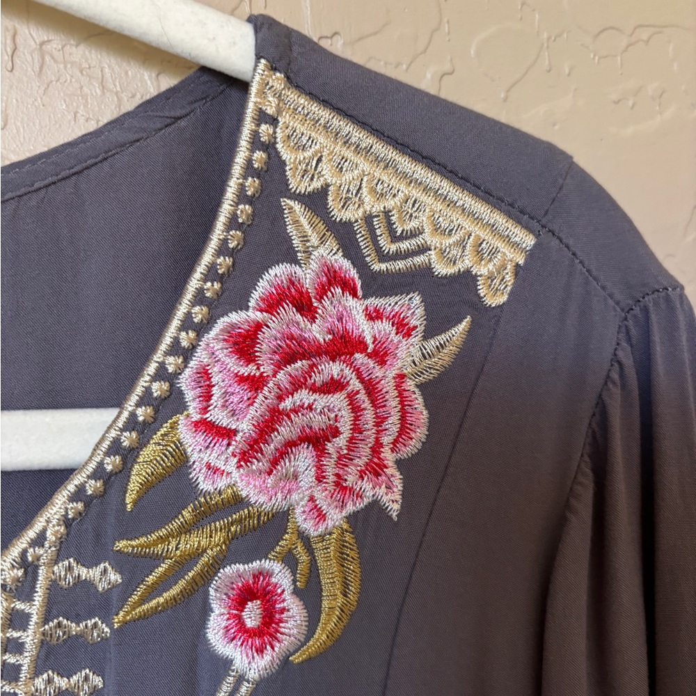 Mistook Gray Charcoal Blouse w/ Embroidered Rose Pattern Women’s 3X or XXXL - Picture 5 of 10
